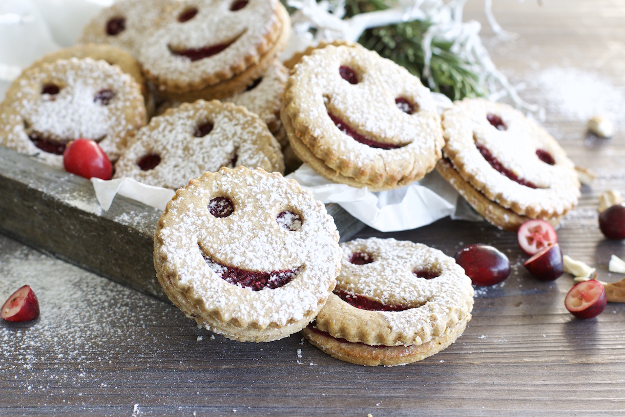 Mandel-Cookies mit Cranberry-Himbeer-Füllung - NaturallyGood