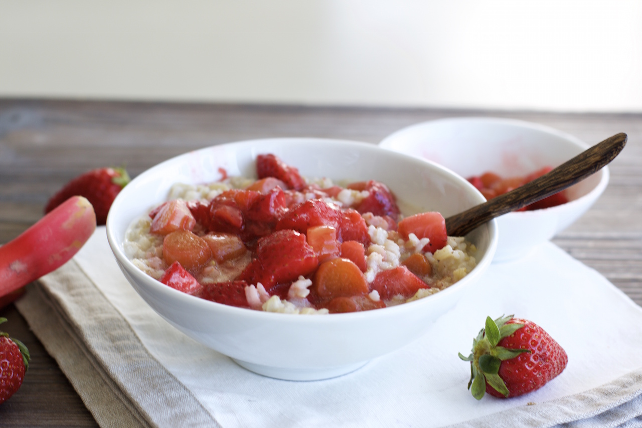 Clean Eating Frühstück: Vollkorn Reis-Porridge mit warmen Erdbeer ...